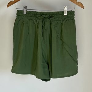Verde Musgo - Short Viscolinho com bolso e ajuste na cintura